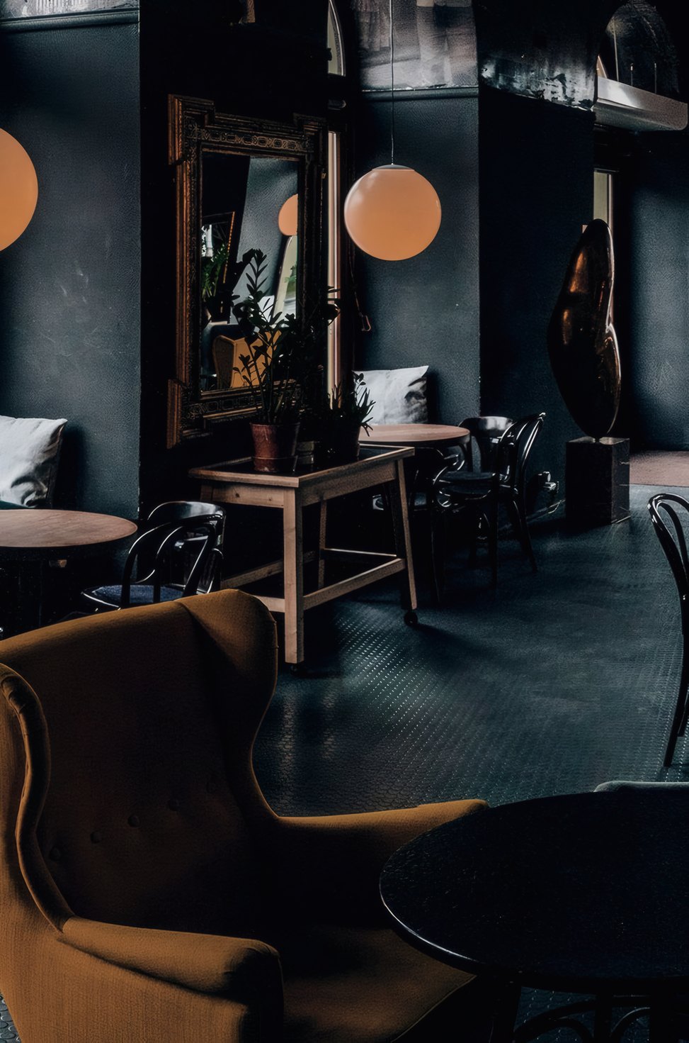 Leather armchairs and amber lamps in the dining room
