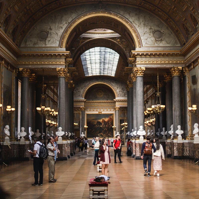 The grand hall with its sculpture