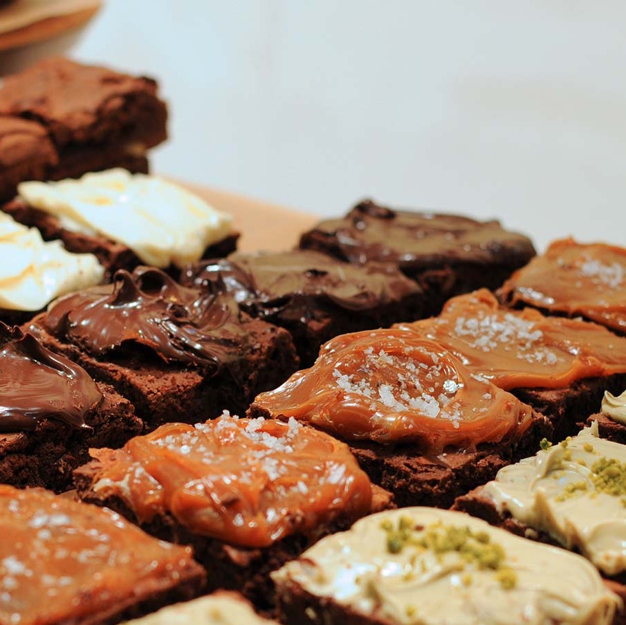 Brownies with salted caramel and vanilla cream