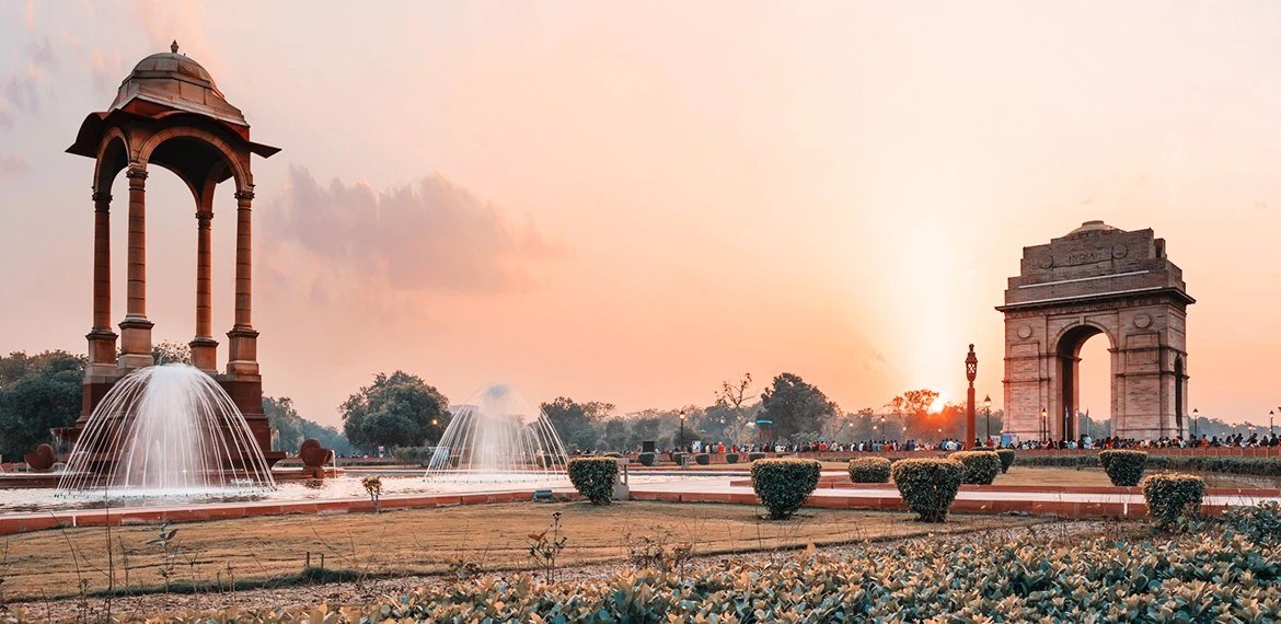 India Gate and its fountains in Delhi at sunset