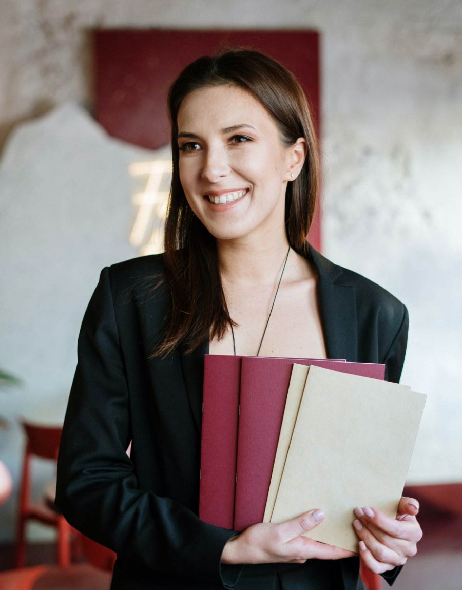 Ines Morel, co-founder, at the door of Oro