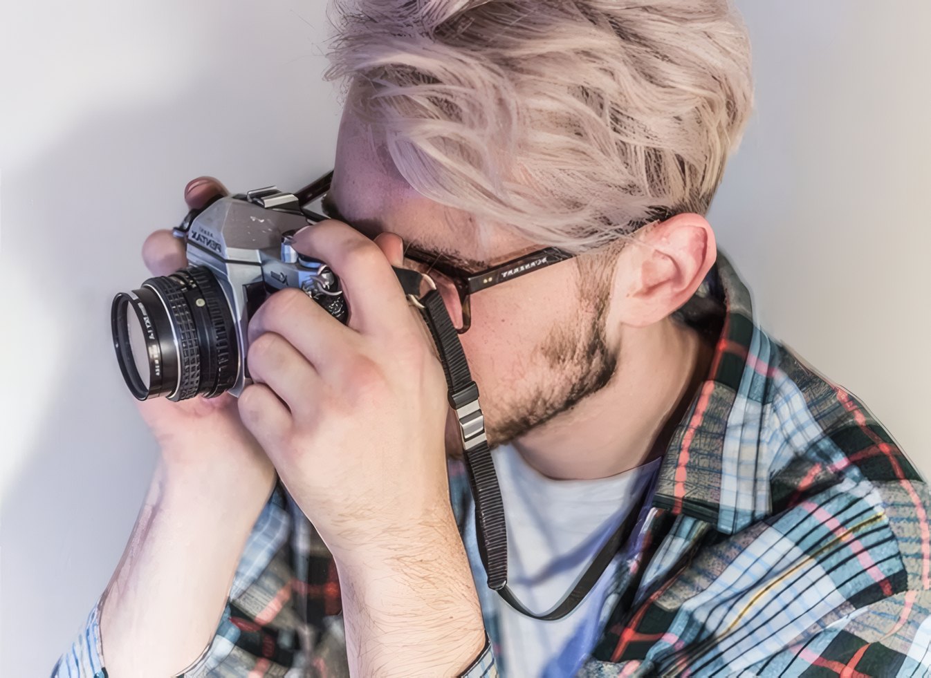 A tutor with a camera in the photo studio