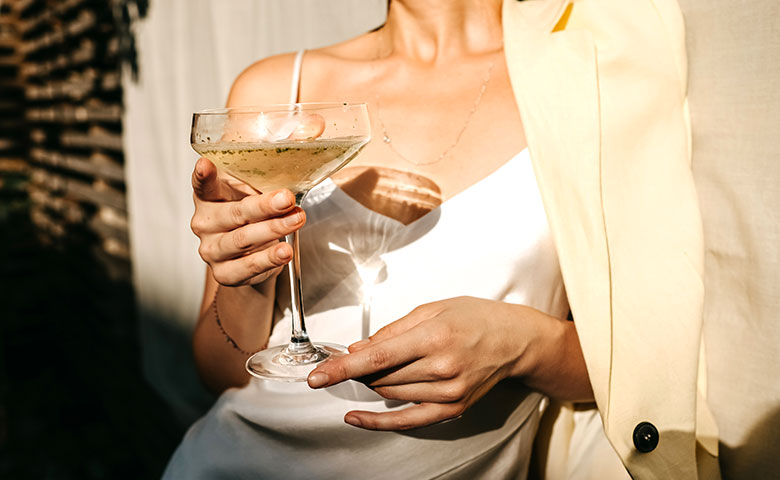 A guest holding a coupe of champagne