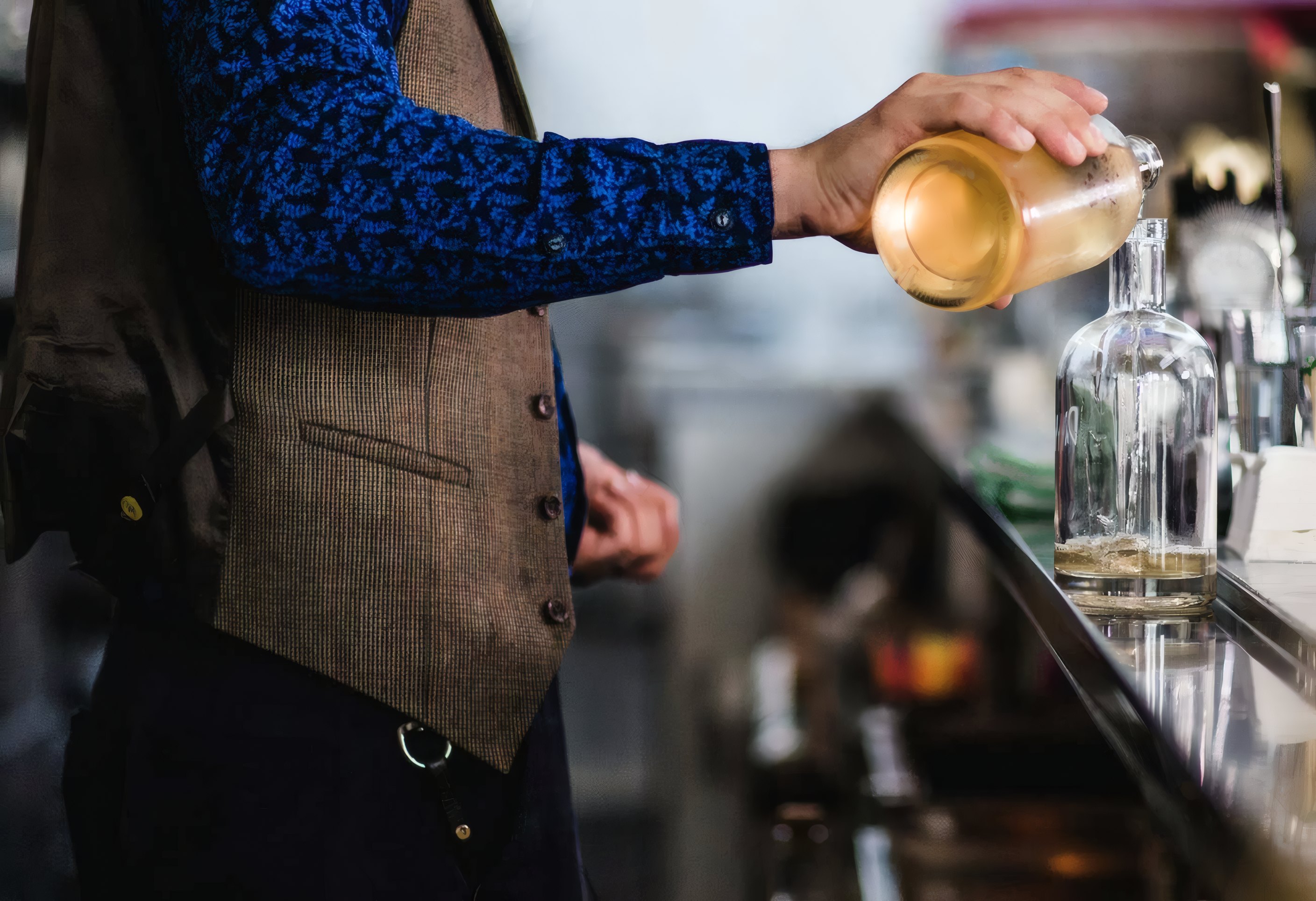 A bartender pulling a pint at Pintora