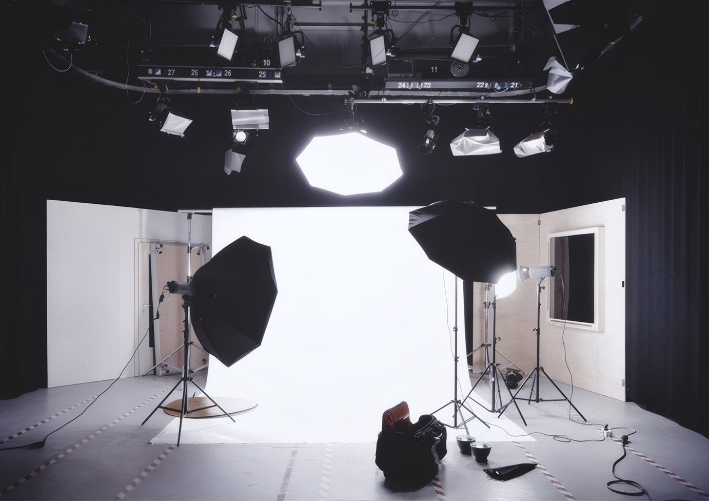 The studio set with an octabox and a white cove