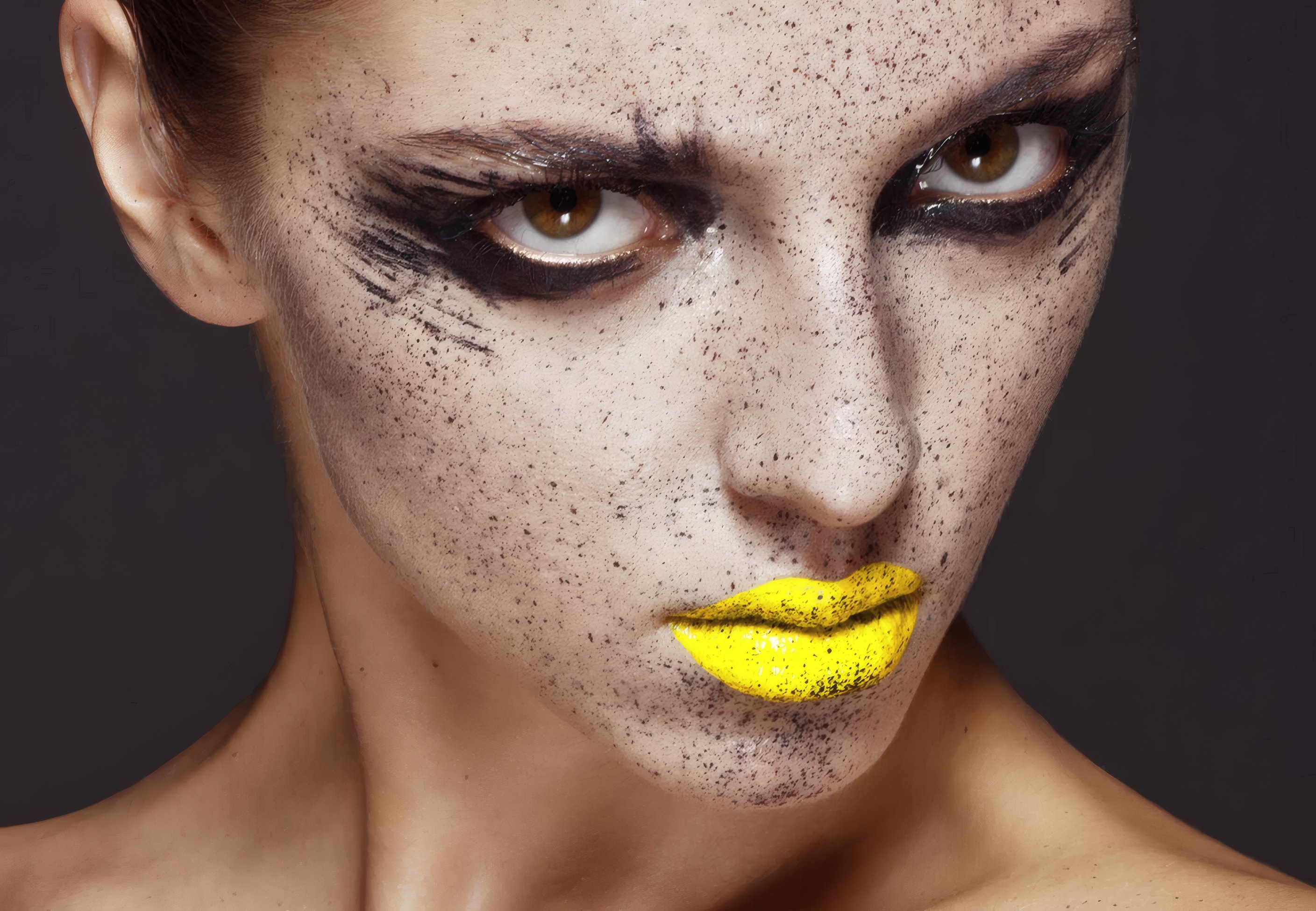Freckles and yellow lips for Atelier Noor