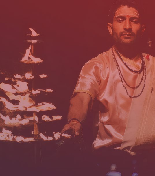Priest performing the evening aarti