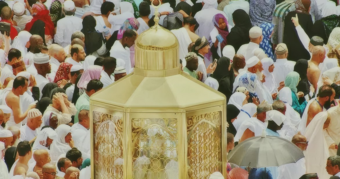 Pilgrims around a golden lantern