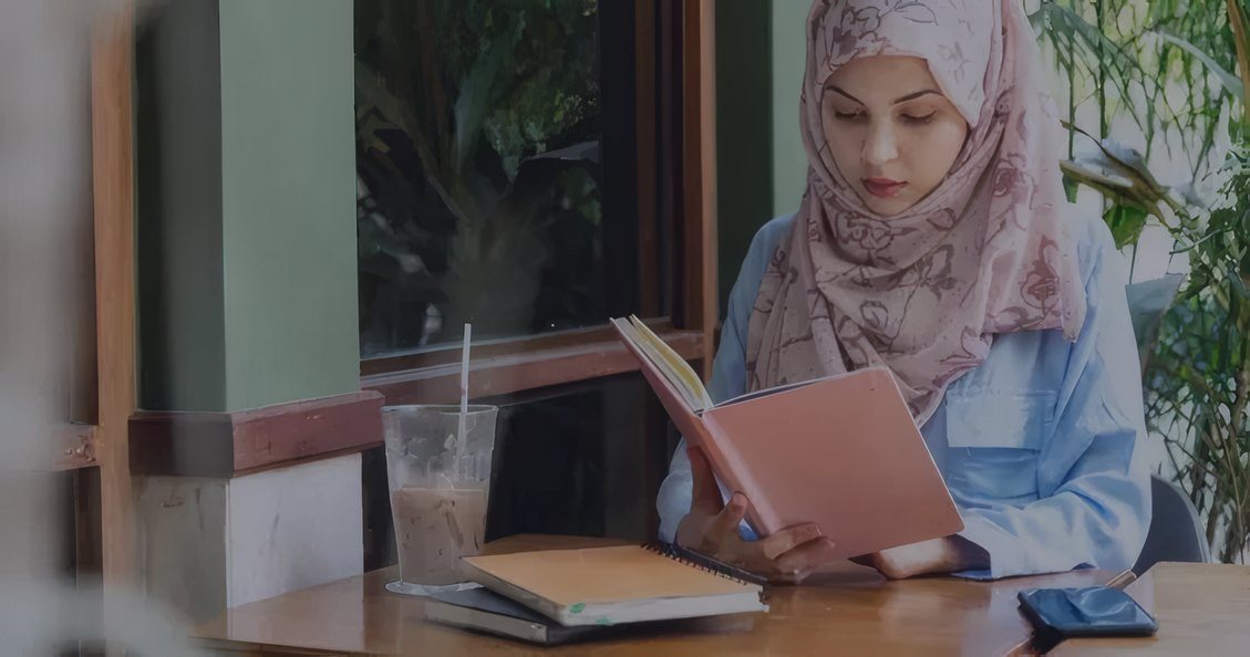 A woman reading in a cafe