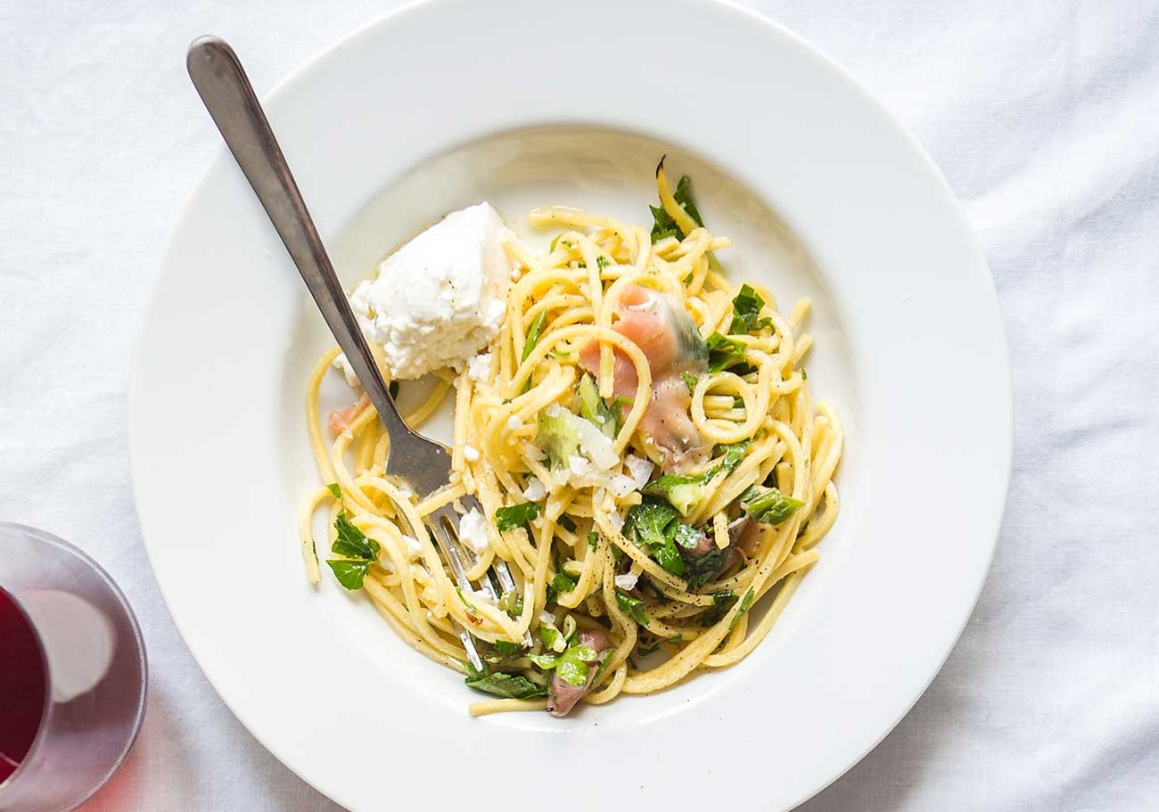 A plate of spaghetti with tomatoes