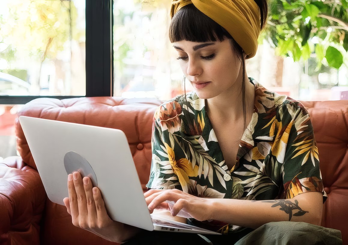 A virtual fitting on a laptop