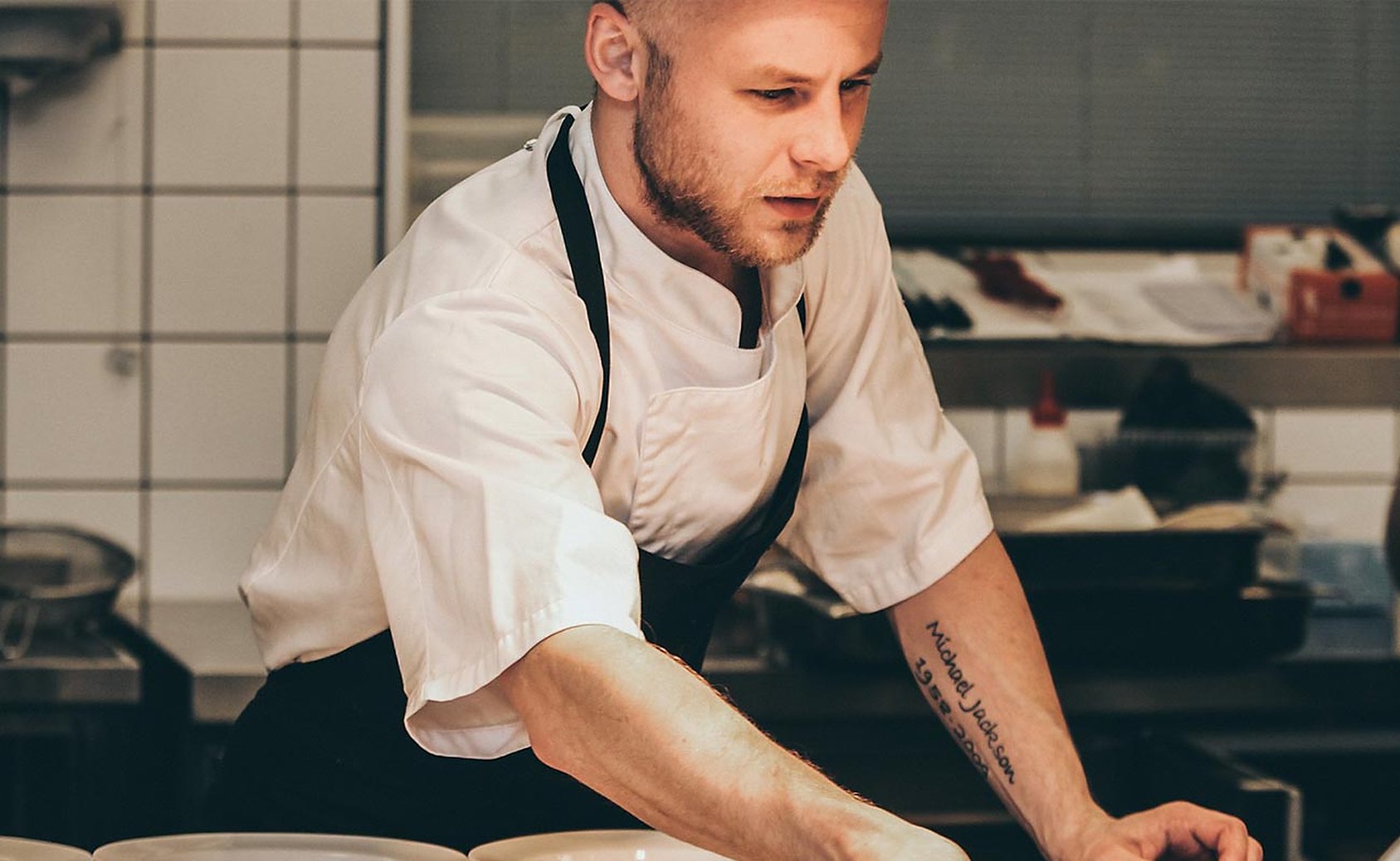 A pizzaiolo stretching dough at a class