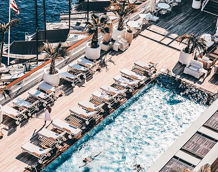 The lagoon cabana with its daybed