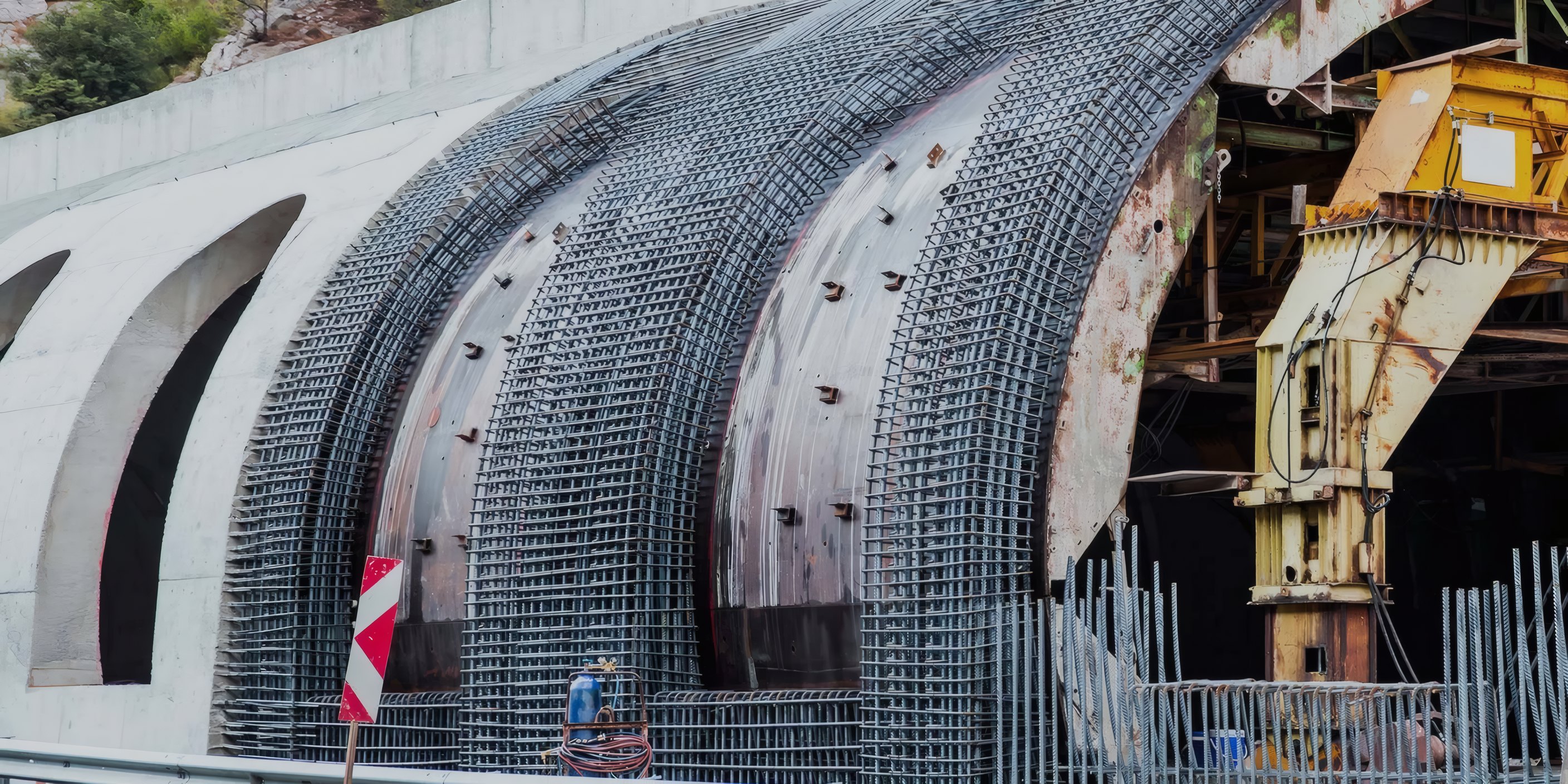 Rebar cages for a tunnel arch