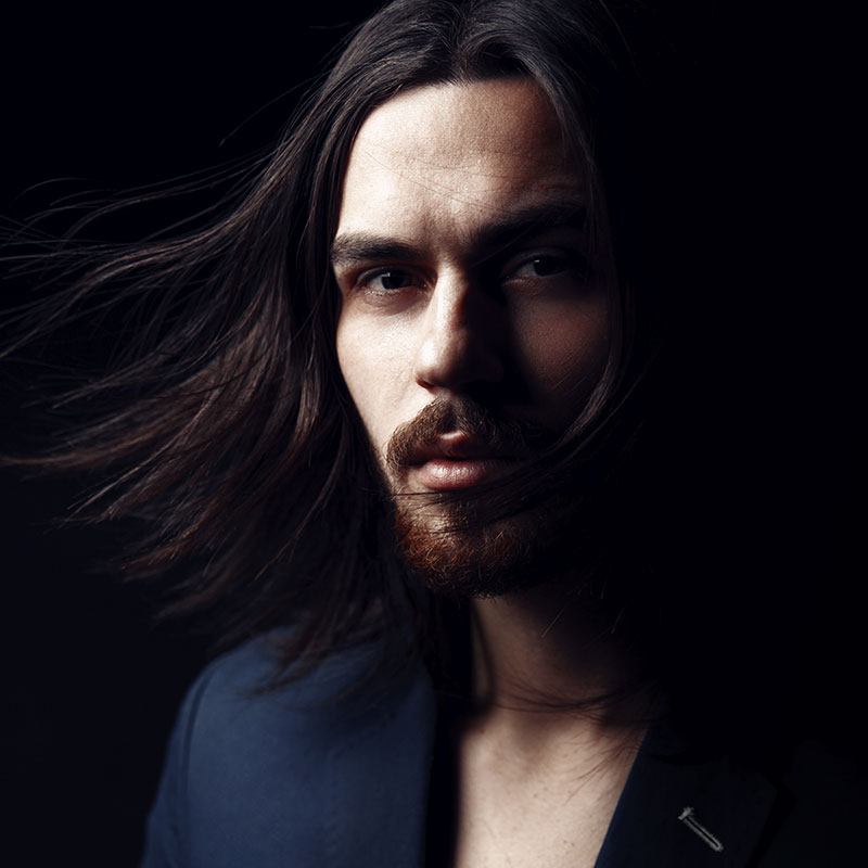 A portrait lit with a key, a fill and a rim light