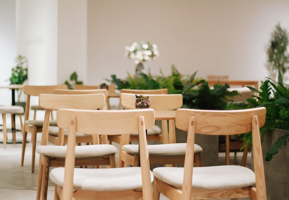 The garden room with oak chairs and ferns