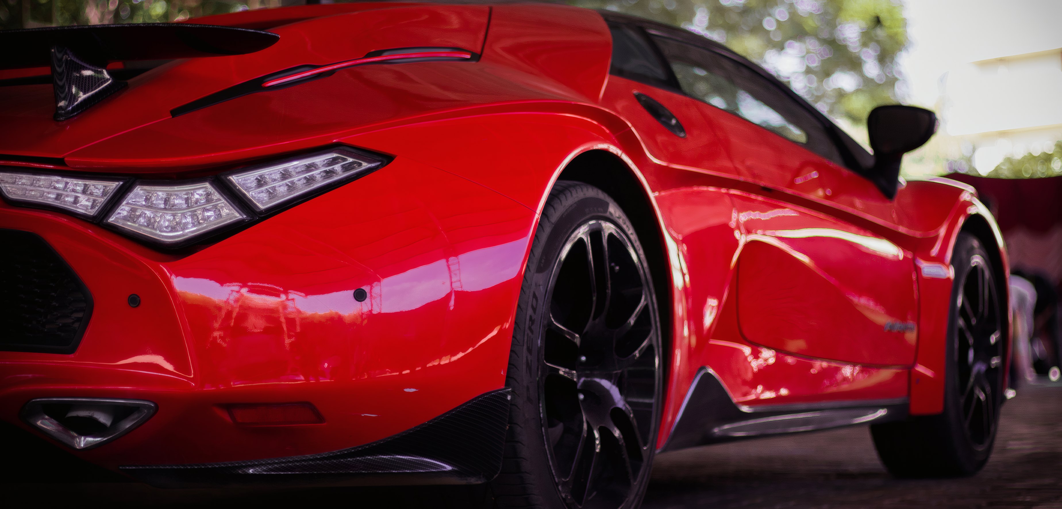The rear light of a red coupe