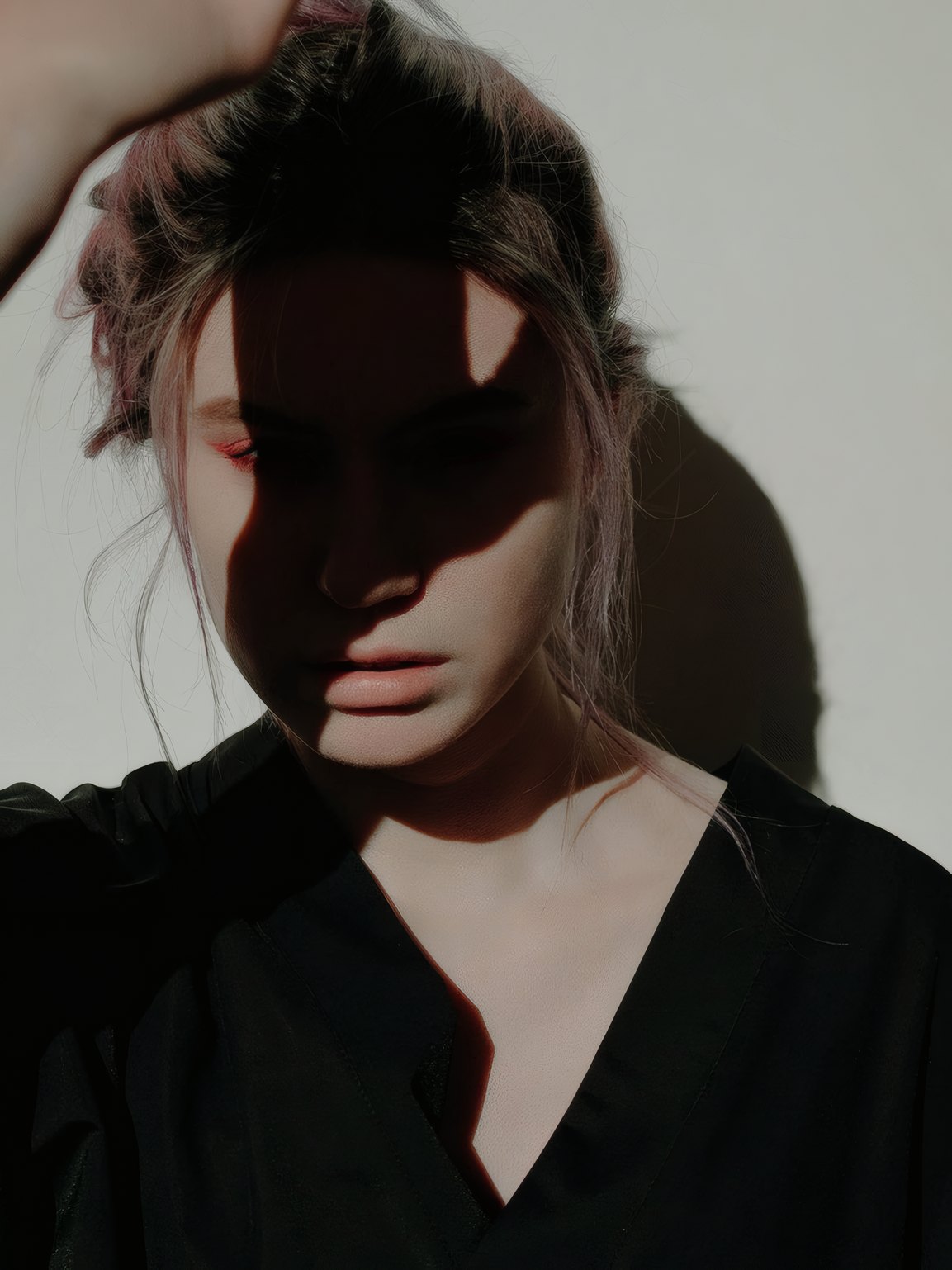 Long Shadow, autumn / winter 2023: a model in black under a hand's shadow